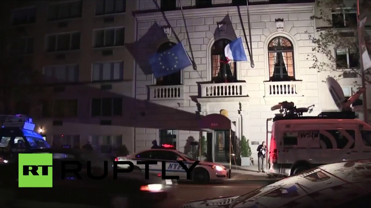 Les New-Yorkais déposent les fleurs près du Consulat de France en mémoire des victimes