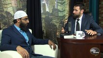 Man Eating Quran while provoking and intimidating Muslims