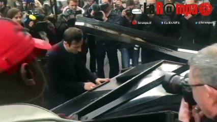 Parigi. Pianista suona "Imagine" fuori al Bataclan