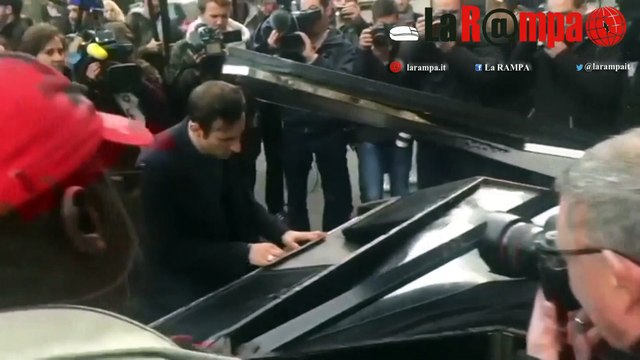Parigi. Pianista suona Imagine fuori al Bataclan