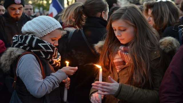 Hundreds mourn Paris attacks at D.C. vigil