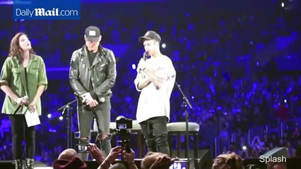 Justin Bieber says a prayer for Paris before LA concert