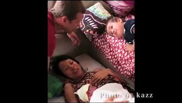 Home Birth Natürliche Geburt süßes Baby Geburt