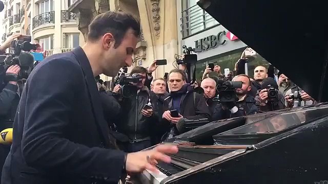 Il joue un la chanson Imagine devant le Bataclan