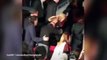 Jennifer Lawrence chute sur le tapis rouge à l'avant première de Hunger Games
