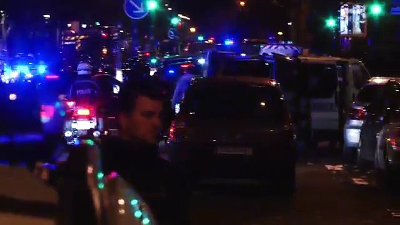 Images des Premiers moments de l'Attentat Bataclan. Arrivée des secours - témoignages  Paris - France 13 novembre 2015