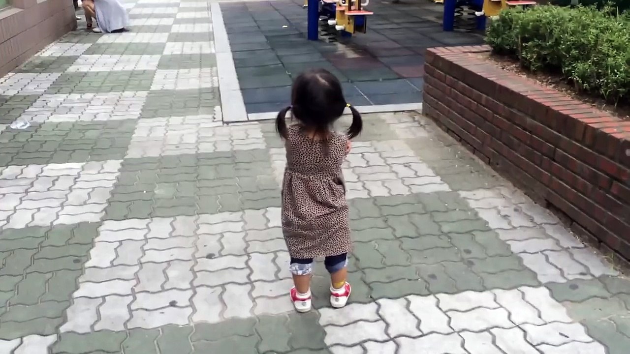 Une fillette avec des chaussures qui couinent fait la tête