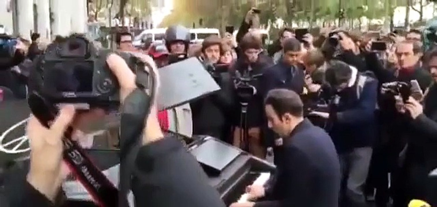 Un pianiste joue "Imagine" de John Lennon devant le Bataclan