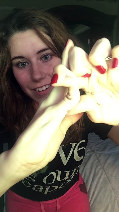 Elle peut faire des noeuds avec ses doigts à cause d'un syndrome d'hyper mobilité