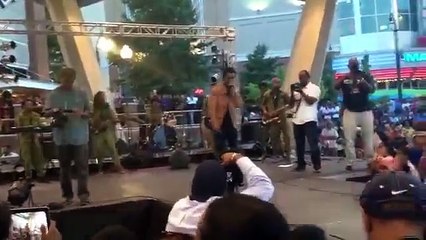 Ethiopia Abnet Girma (aka Tinishu Tilahun) singing on stage for Ethiopian crowd