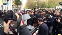 Un homme joue Imagine de J. Lennon devant le bataclan suite aux attentats