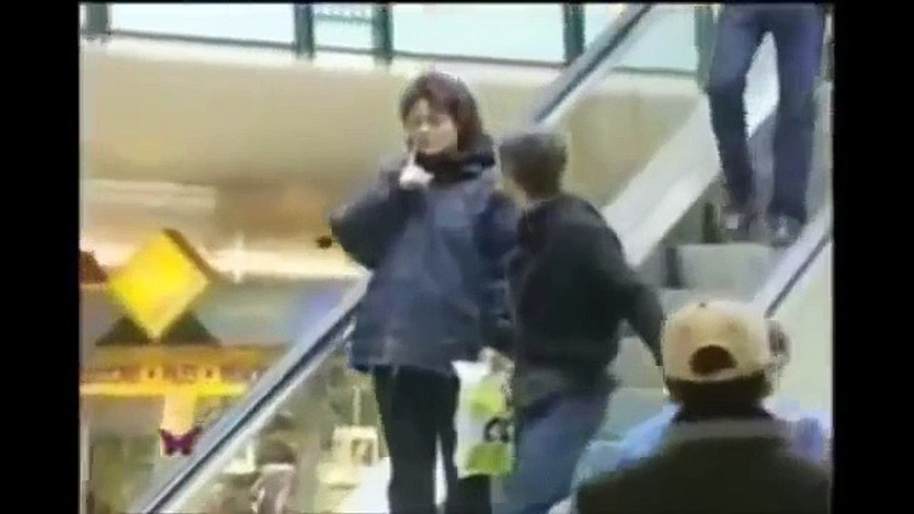 【ドッキリ】 女性にエスカレーターで突然キス！