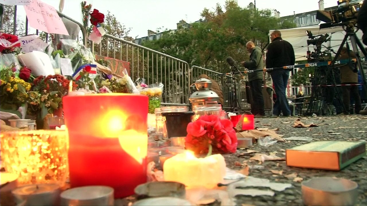 World landmarks light up for Paris