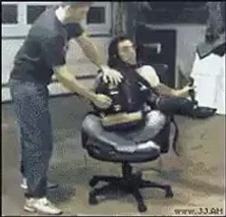 Yaprak Üfleyicisiyle Döner Koltuğa Binmek