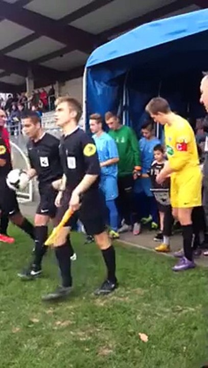 Entrée sur le terrain des joueurs lors du match de Coupe Gambardella contre Mouvaux