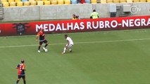 Drible de Uri Geller humilha Nego do Borel no aniversário do Flamengo