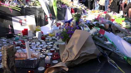 Download Video: Place de la République, des bougies, des fleurs... et le silence