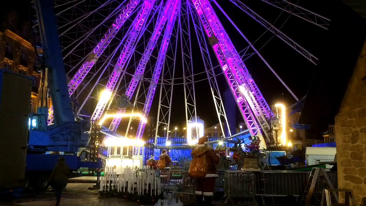 Montage de la Grande Roue sur la Grand-Place de Lille