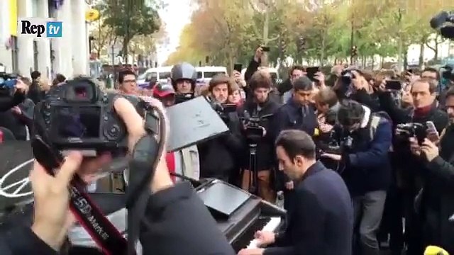 man plays immagine by john lennon at piano near bataclan at paris attack [full video esclusive]