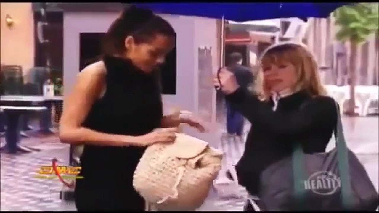 【ドッキリ】 雨で濡れている女性を傘に入れてあげるとその場で着替えだすセクシーなドッキリ！