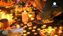 باريس تشعل الشموع و تذرف الدموع بعد هجمات الجمعة الدموية