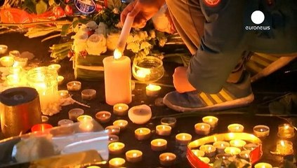 Des fleurs et des bougies pour dire l'indicible