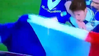 Leonardo Morosini embrasse le drapeau Français après son but (Serie B / Italie)