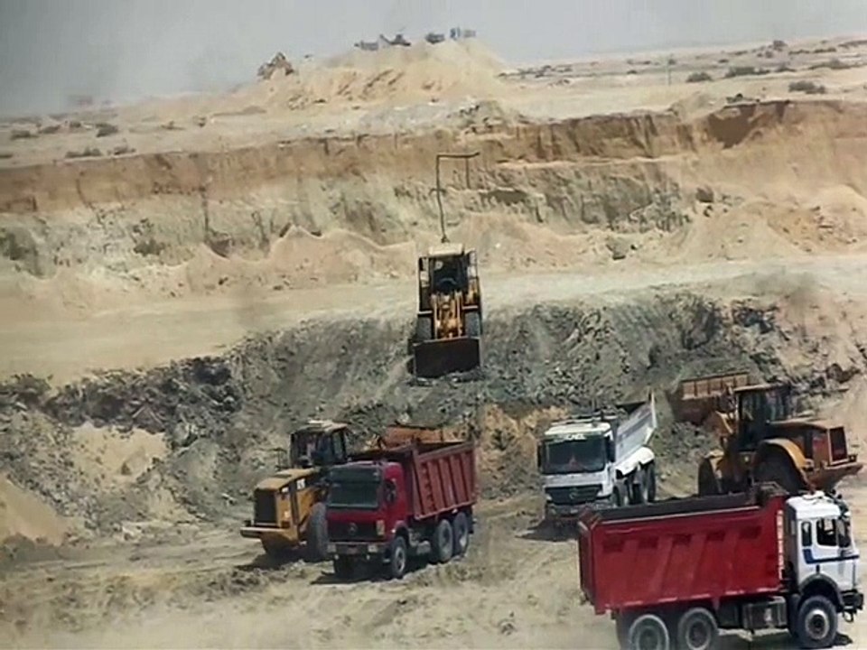 مئات السيارات واللوادر فى حفر قناة السويس الجديدة سبتمبر2014