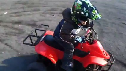 Ребёнок 3,5 года выдаёт на квадроцикле