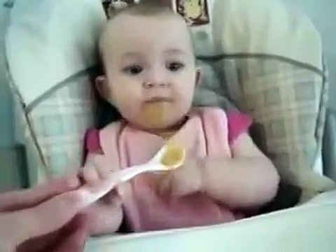 Ребенок хохочет во время еды