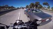 Un biker attrape le pied d'une femme posé à la fenetre de sa voiture... Trop marrant