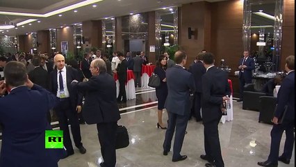 Un mec bizarre passe devant Obama et Poutine au g20