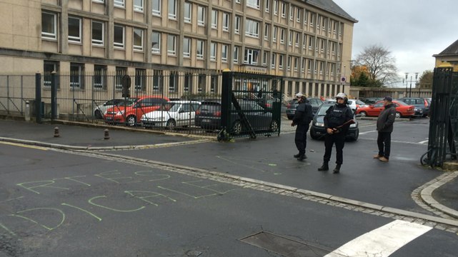 Attentats de Paris: minute de silence à la préfecture