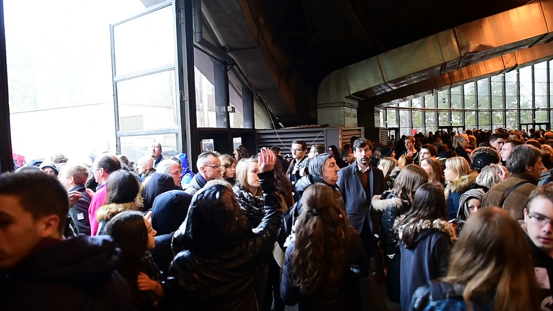Cambrai L Evacuation Des Lyceens Apres L Alerte A La Bombe Video Dailymotion