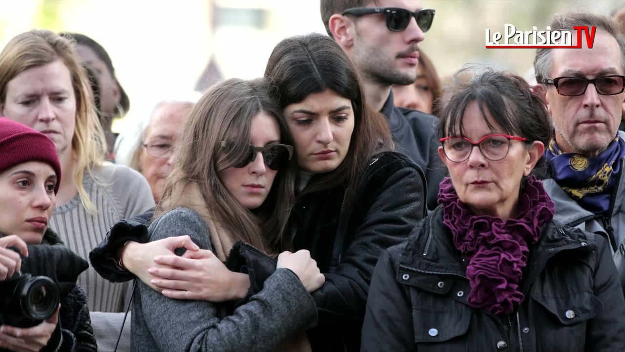 Attentats Paris. Minute de silence émouvante devant « Le Carillon »