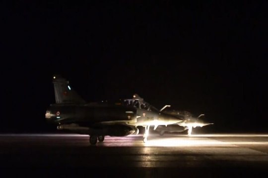 Francia ataca varios objetivos del Estado Islámico