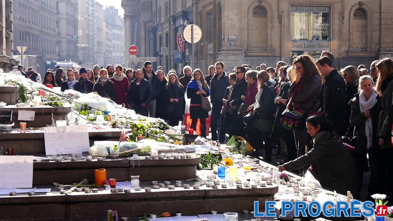 Minute de silence place des terreaux Lyon