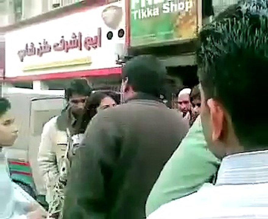 Lahore Girl hit a guy from car and arguing!