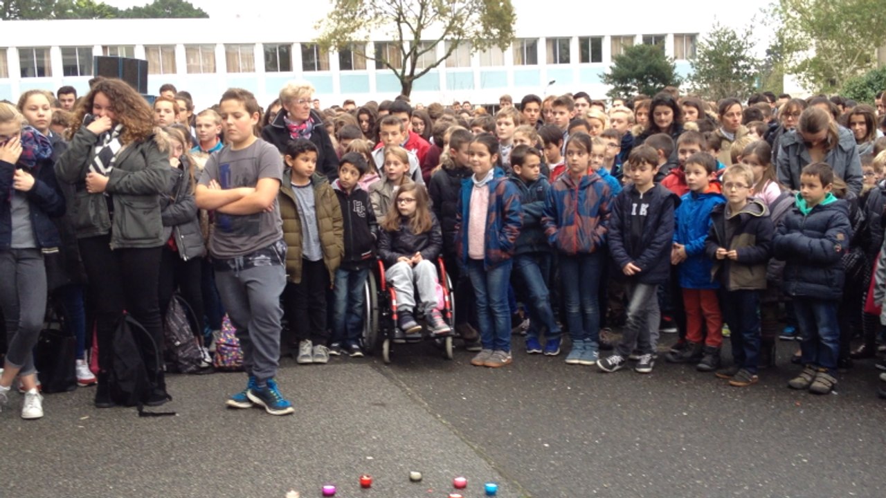 Attentats : 3200 élèves se recueillent à la Croix-Rouge