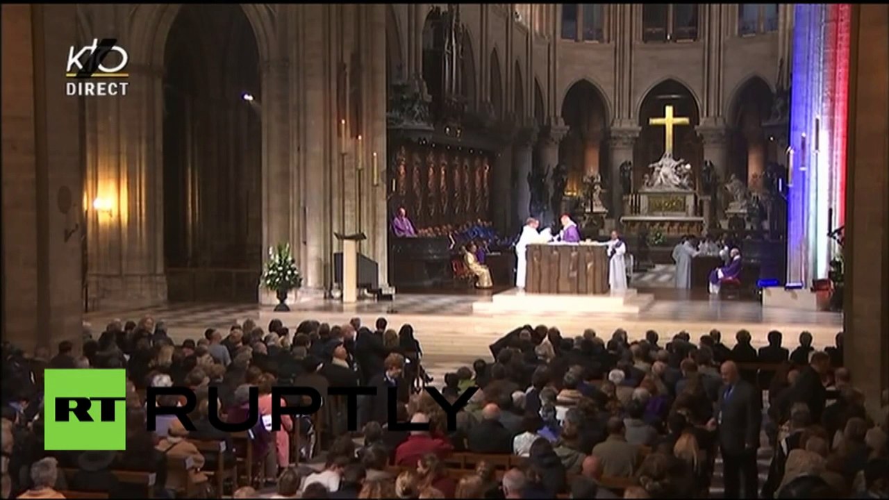Une messe dans la cathédrale Notre-Dame de Paris en mémoire des victimes
