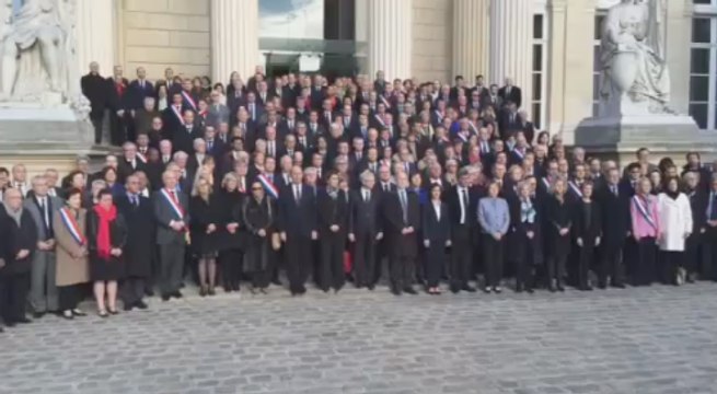 La Marseillaise chantée par les élus en hommage aux victimes des attentats de Paris
