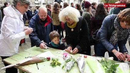 Morlaix. 600 personnes se recueillent devant la mairie