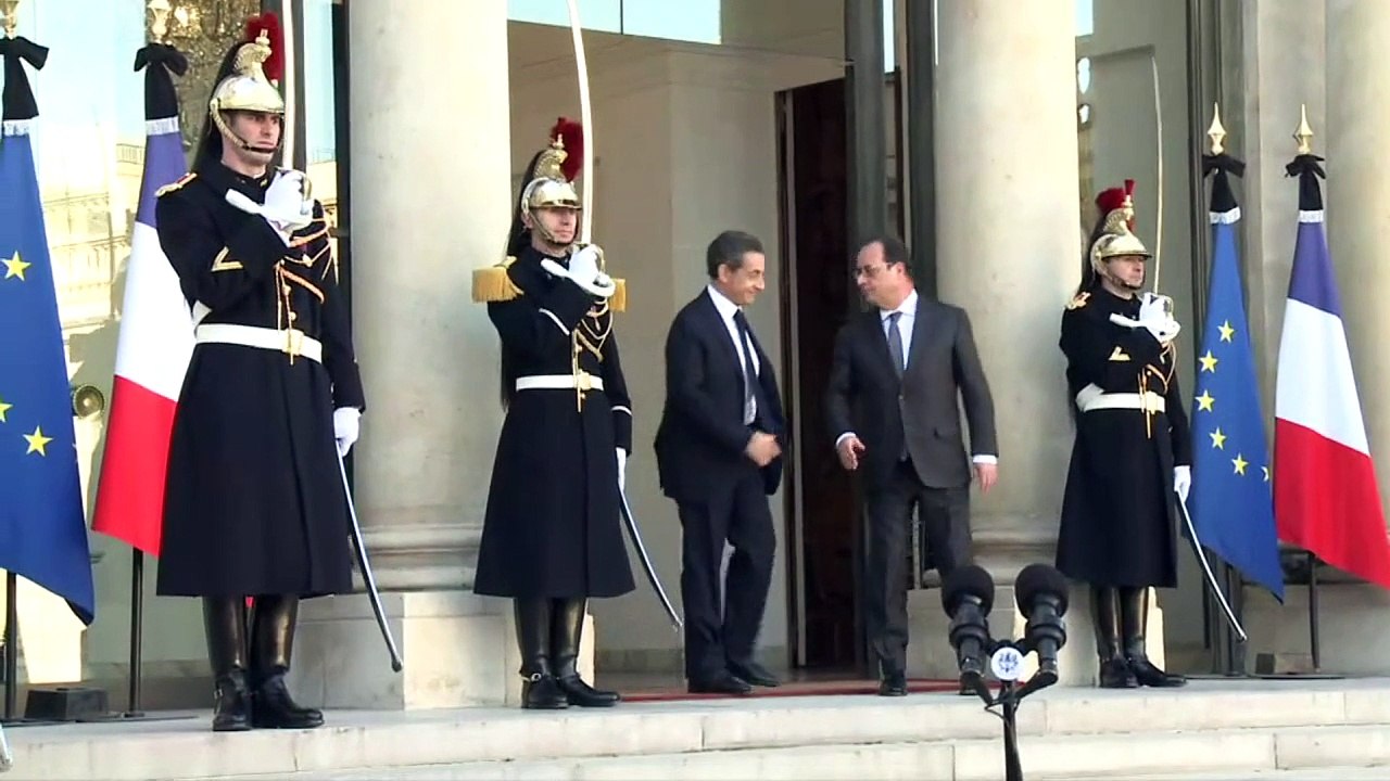 Sarkozy réclame une "inflexion" de la politique étrangère