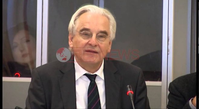 Hoffman: Politika të mbajë duart larg nga emërimet në administratë- Ora News- Lajmi i fundit-