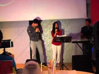 2GO Bloggers Singing 1