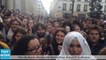 Des étudiants chantent la Marseillaise devant la Sorbonne