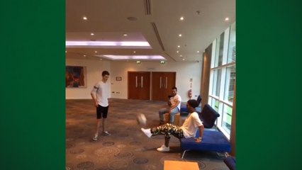 R10 mostra que mesmo sentado consegue executar lances de efeito