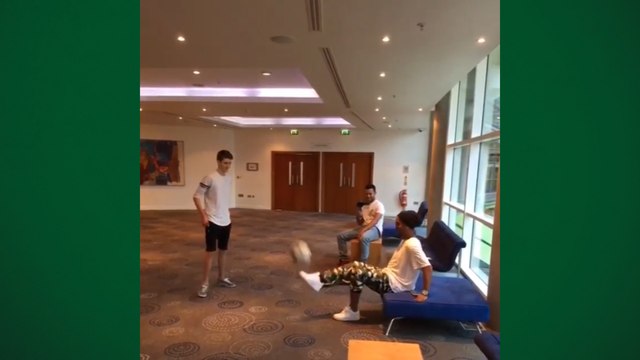 R10 mostra que mesmo sentado consegue executar lances de efeito