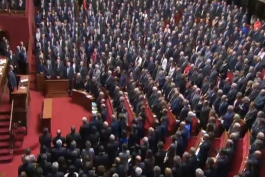 La Asamblea Nacional de Francia canta La Marsellesa