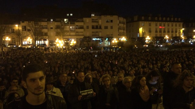 Rassemblement après les attentats à Dinan